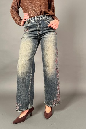 Jeans wood con ricamo fiorato e strass  Jeans wood con ricamo fiorato e strass  Jeans wood con ricamo fiorato e strass