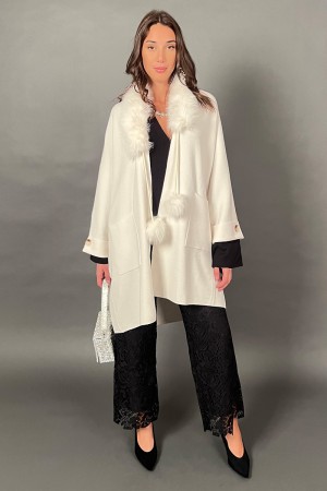 Cardigan in maglia Olivia con con collo e pon pon di ecopelliccia  Cardigan in maglia Olivia con con collo e pon pon di ecope...
