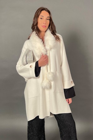 Cardigan in maglia Olivia con con collo e pon pon di ecopelliccia  Cardigan in maglia Olivia con con collo e pon pon di ecope...