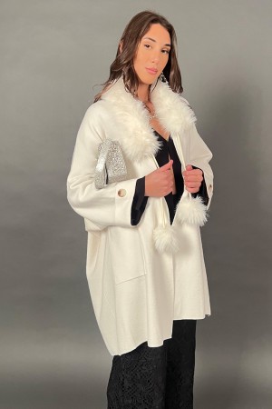 Cardigan in maglia Olivia con con collo e pon pon di ecopelliccia  Cardigan in maglia Olivia con con collo e pon pon di ecope...