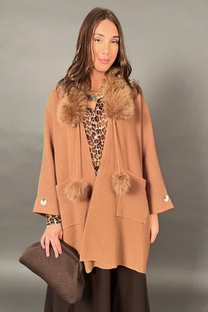 Cardigan in maglia Olivia con con collo e pon pon di ecopelliccia  Cardigan in maglia Olivia con con collo e pon pon di ecope...