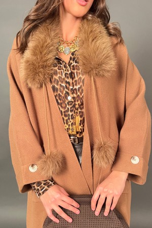 Cardigan in maglia Olivia con con collo e pon pon di ecopelliccia  Cardigan in maglia Olivia con con collo e pon pon di ecope...