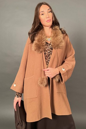 Cardigan in maglia Olivia con con collo e pon pon di ecopelliccia  Cardigan in maglia Olivia con con collo e pon pon di ecope...