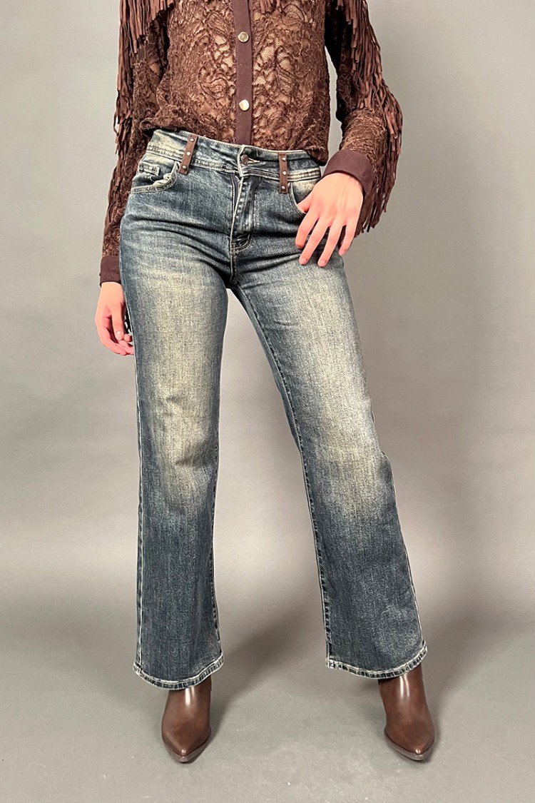 Jeans Luce con strass sulla fibbia e dietro nelle tasche Jeans Luce con strass sulla fibbia e dietro nelle tasche Jeans Luce ...