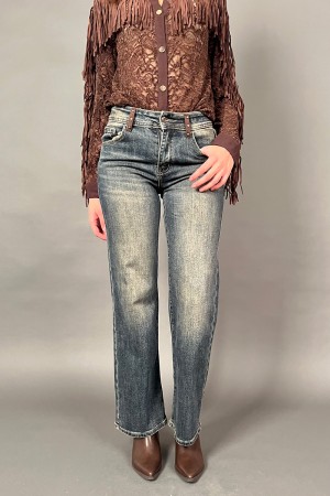 Jeans ligeros con pedrería en la hebilla y detrás en los bolsillos