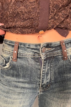 Jeans légers avec des strass sur la boucle et derrière dans les poches