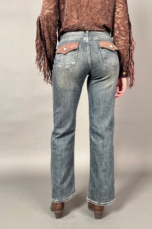 Leichte Jeans mit Strasssteinen auf der Schnalle und hinter in den Taschen