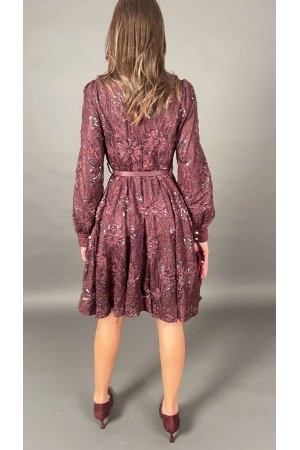 Vestido de niña con detalle de bordado y vides de terciopelo con botones de joya
