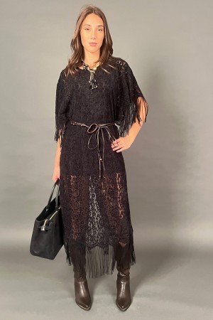 Longue robe de penélope dans la dentelle à manches courtes avec la ceinture frangée et combinée dans des pierres