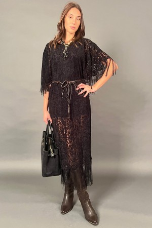 Vestido largo de Penélope en encaje de manga corta con flecos y cinturones combinados en piedras