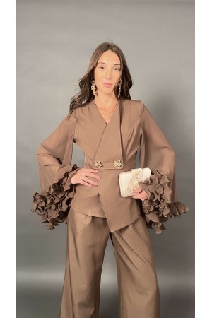 Coordinato Elly camicia doppiopetto con bottoni gioiello volant sulle maniche e pantalone  Coordinato Elly camicia doppiopett...