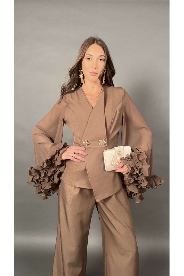 Coordinato Elly camicia doppiopetto con bottoni gioiello volant sulle maniche e pantalone  Coordinato Elly camicia doppiopett...