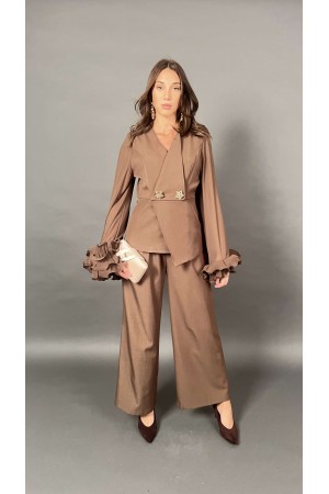 Coordinato Elly camicia doppiopetto con bottoni gioiello volant sulle maniche e pantalone  Coordinato Elly camicia doppiopett...