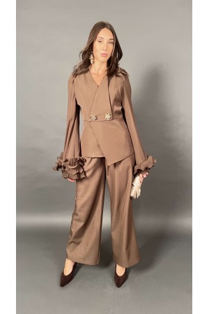 Coordinato Elly camicia doppiopetto con bottoni gioiello volant sulle maniche e pantalone  Coordinato Elly camicia doppiopett...