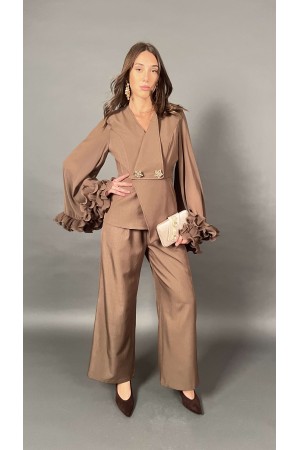 Coordinato Elly camicia doppiopetto con bottoni gioiello volant sulle maniche e pantalone  Coordinato Elly camicia doppiopett...