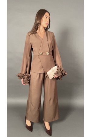 Coordinato Elly camicia doppiopetto con bottoni gioiello volant sulle maniche e pantalone  Coordinato Elly camicia doppiopett...