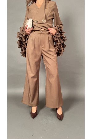 Coordinato Elly camicia doppiopetto con bottoni gioiello volant sulle maniche e pantalone  Coordinato Elly camicia doppiopett...