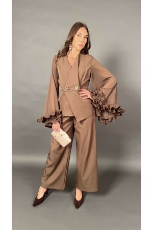 Coordinato Elly camicia doppiopetto con bottoni gioiello volant sulle maniche e pantalone  Coordinato Elly camicia doppiopett...