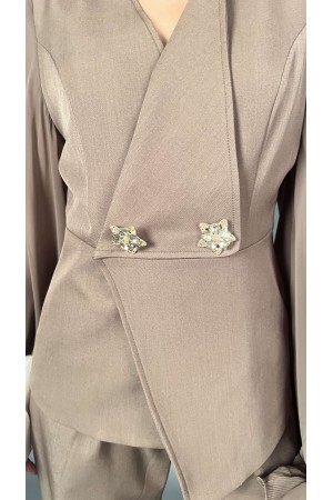Coordinato Elly camicia doppiopetto con bottoni gioiello volant sulle maniche e pantalone  Coordinato Elly camicia doppiopett...
