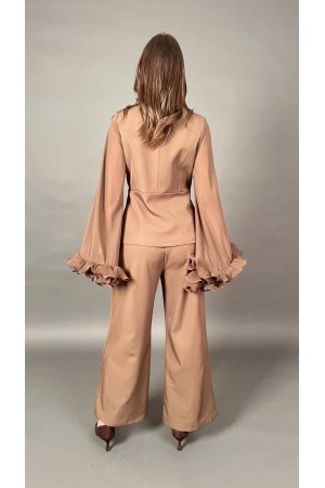 Coordinato Elly camicia doppiopetto con bottoni gioiello volant sulle maniche e pantalone  Coordinato Elly camicia doppiopett...