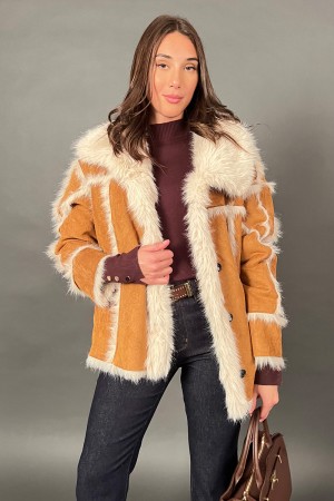 Chaqueta LYS en Eco-Samoscusci con detalles de Eco-Plumas y botones de cental negro 