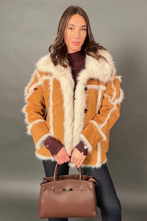 Chaqueta LYS en Eco-Samoscusci con detalles de Eco-Plumas y botones de cental negro 