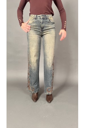 Jeans Cow boy con inserti dettaglio in ecopelle Jeans Cow boy con inserti dettaglio in ecopelle Jeans Cow boy con inserti det...