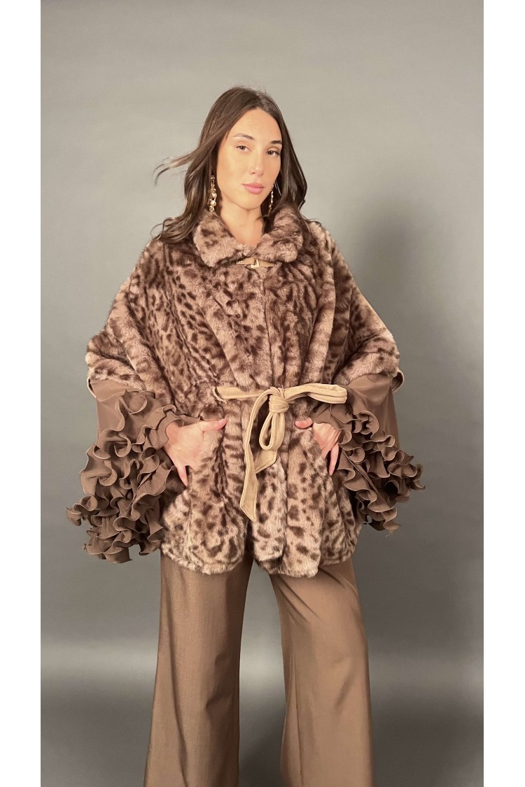 Mantella Milly fantasia animalier con chiusura centrale sul collo e laccio in vita Mantella Milly fantasia animalier con chiu...