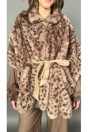 Mantella Milly fantasia animalier con chiusura centrale sul collo e laccio in vita Mantella Milly fantasia animalier con chiu...