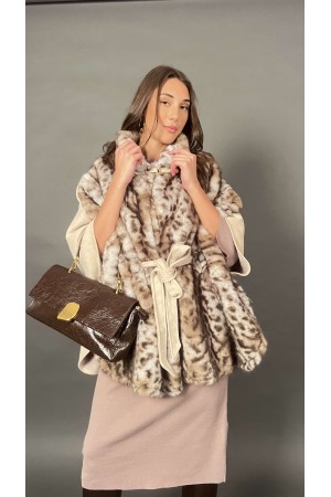Mantella Milly fantasia animalier con chiusura centrale sul collo e laccio in vita Mantella Milly fantasia animalier con chiu...