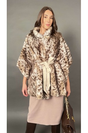 Mantella Milly fantasia animalier con chiusura centrale sul collo e laccio in vita Mantella Milly fantasia animalier con chiu...