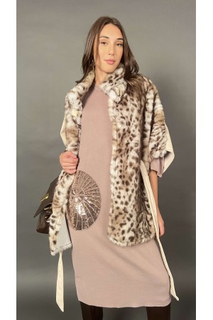 Mantella Milly fantasia animalier con chiusura centrale sul collo e laccio in vita Mantella Milly fantasia animalier con chiu...