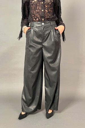 Pantalones Margaret en cuero ecológico con cinturón combinado con tachuelas