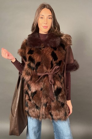 Modèle d'Amira EcoPellica manteau avec des détails en éco-échantillonné 