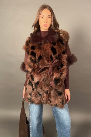 Modèle d'Amira EcoPellica manteau avec des détails en éco-échantillonné 