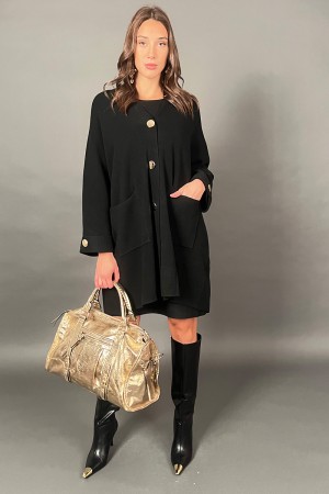 Nueve sobre cardigan con botones de oro