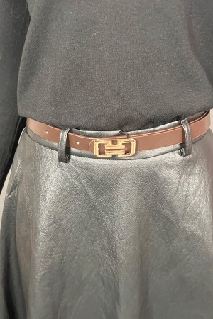 Samira-Rock in Öko-Leder mit einem abgestimmten Gürtel mit Golddetails