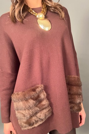 Maglia Eloise con taschino in ecopelliccia Maglia Eloise con taschino in ecopelliccia Maglia Eloise con taschino in ecopelliccia