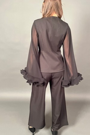Coordinato Elly camicia doppiopetto con bottoni gioiello volant sulle maniche e pantalone  Coordinato Elly camicia doppiopett...