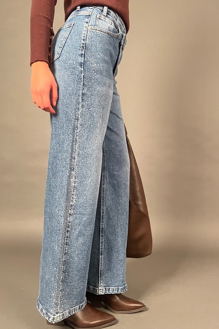 Jeans Saretta con allacciatura in vita asimmetrica e strass laterali  Jeans Saretta con allacciatura in vita asimmetrica e st...