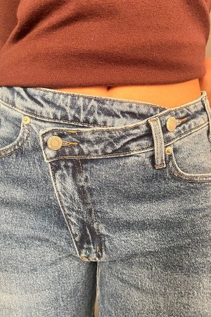 Jeans Saretta with lalacing in asymmetrical life and side rhinestones