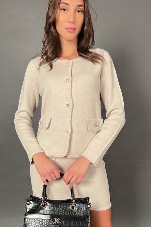 Koordinierter Chic-gestrickter Rock und Hemd mit silbernen Rigati-Knöpfen