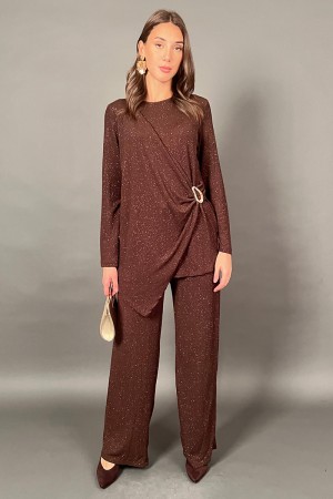 Coordinato fiona satinato con dettaglio gioiello sulla blusa  Coordinato fiona satinato con dettaglio gioiello sulla blusa  C...