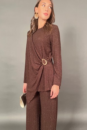 Koordinierte Satin-Fiona mit Juwel-Detail auf der Bluse 