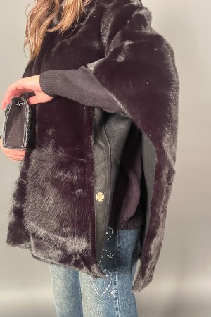 Daphne cape in eco-chair with hood 