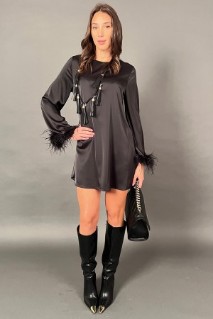 Robe de plumes à manches courtes à manches longues et effet plume sur fond de brassard
