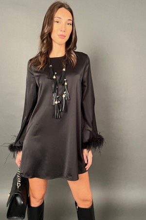 Kurzes Muster-Federkleid mit langem Ärmeln und Feder-Effekt auf Manschettenhintergrund