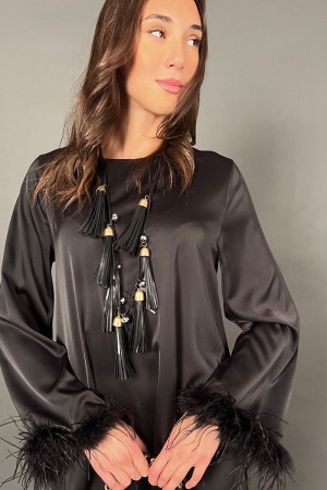 Vestido de plumas de patrón corto con manga larga y efecto de plumas sobre fondo de puño