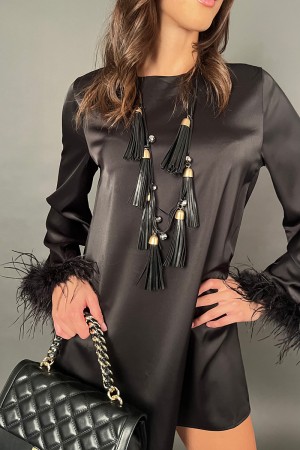 Kurzes Muster-Federkleid mit langem Ärmeln und Feder-Effekt auf Manschettenhintergrund