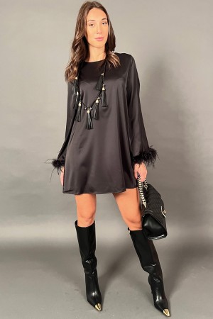 Robe de plumes à manches courtes à manches longues et effet plume sur fond de brassard